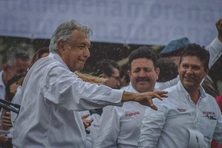 López Obrador se compromete a pavimentar caminos en Oaxaca