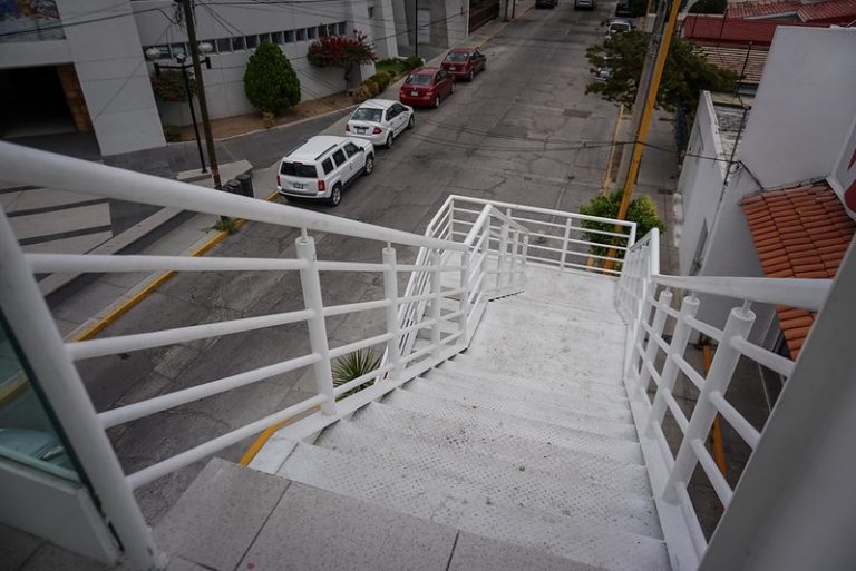 Los puentes peatonales no son para el peatón/ Agenda urbana