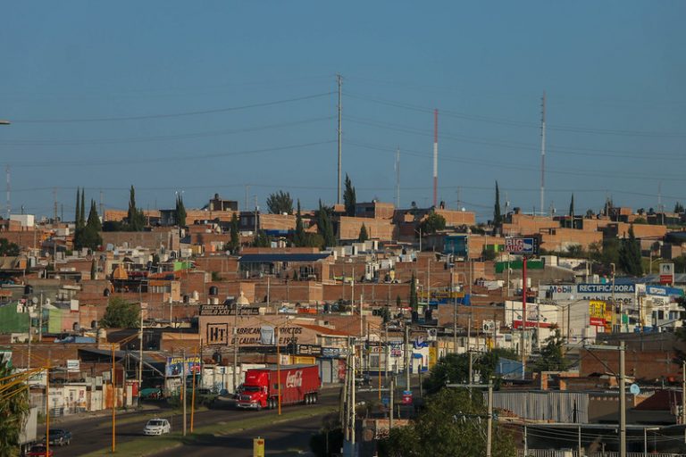 López Obrador se compromete a revisar pensiones y créditos de vivienda