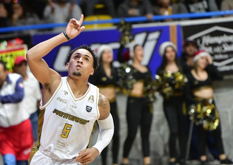 Con las manos llenas ante Soles: Manolo Cintrón, Panteras de Aguascalientes