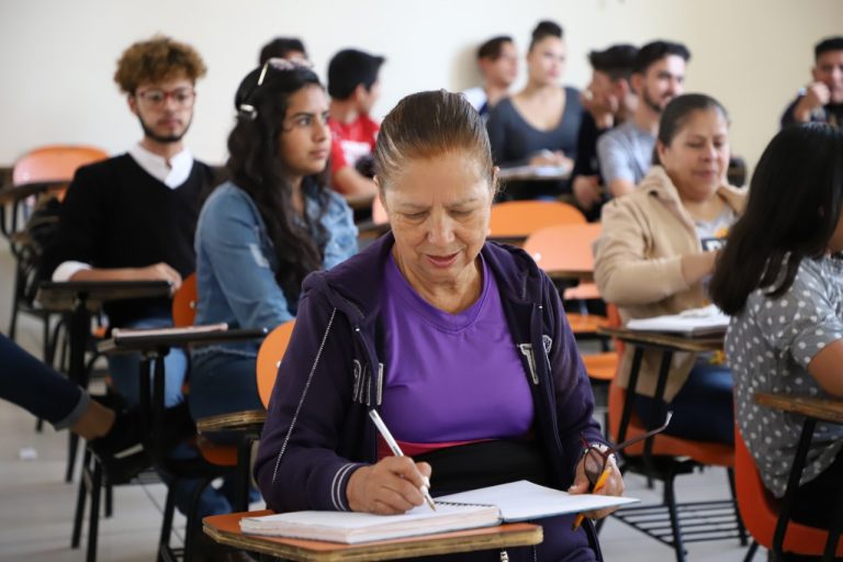 Alumnos de la UAA dan asesoría gratuita a quienes busquen concluir educación básica