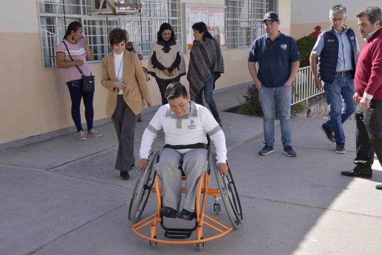 DIF estatal entrega silla de ruedas   