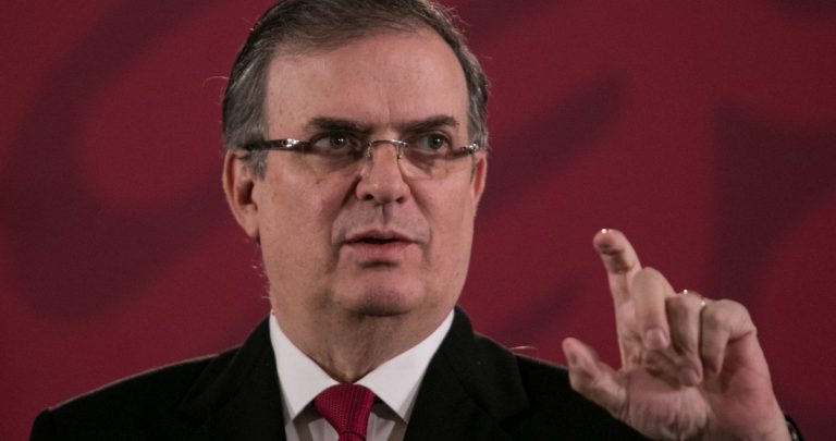 Marcelo Ebrard, tiene a un policía y dos secretarias que cobran como directores
