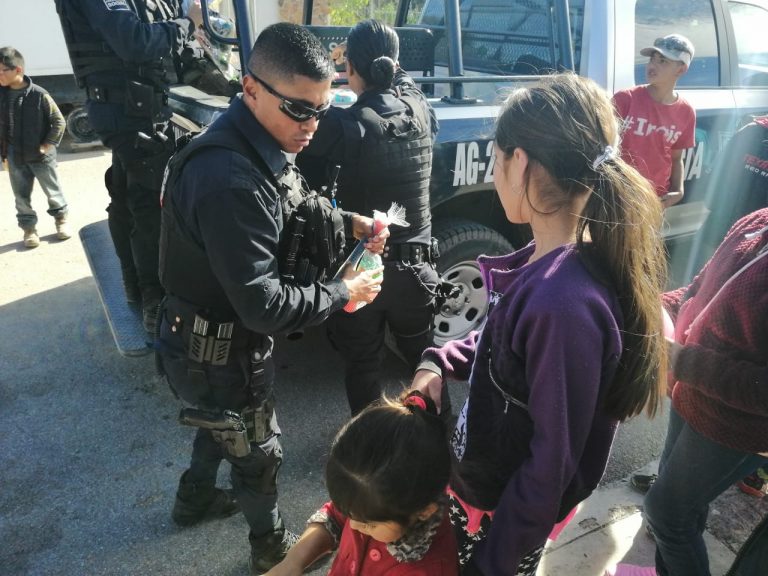 Con recursos propios, elementos regalaron juguetes a menores en cruceros    