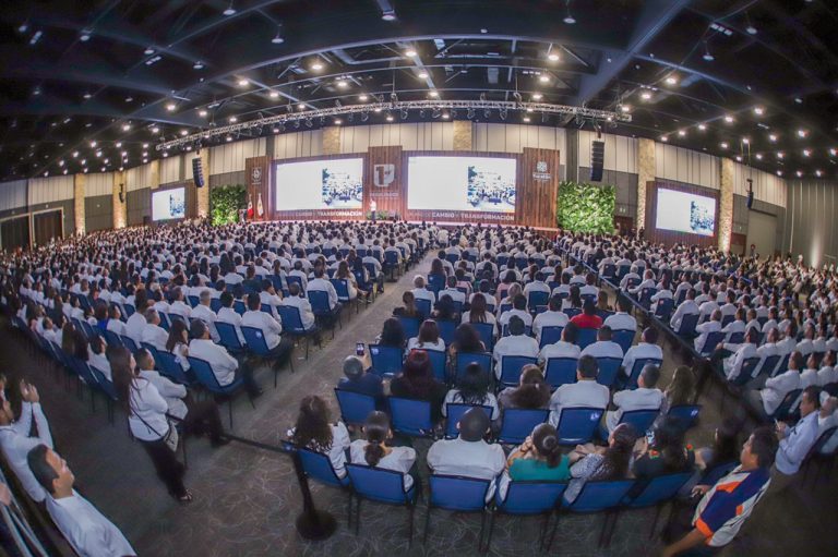 Asiste Martín Orozco al primer informe de actividades del gobernador de Yucatán