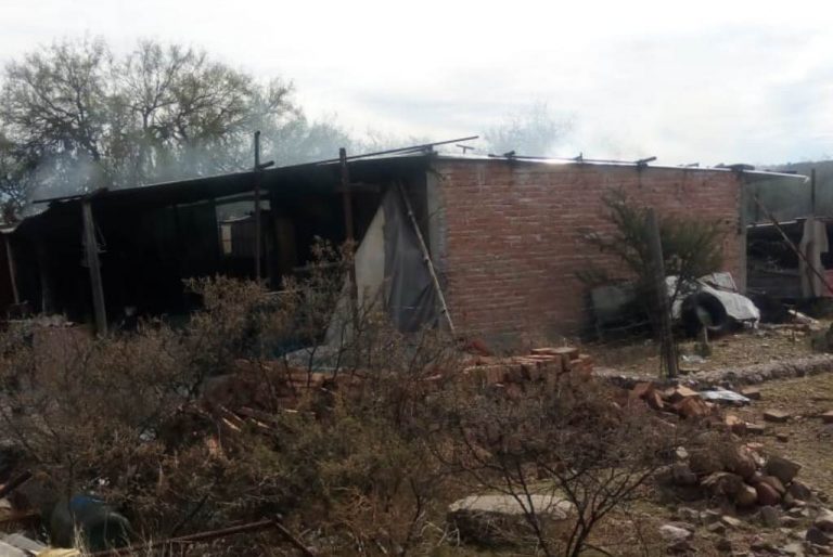 Sofocan incendio de un domicilio en Pabellón de Arteaga, Aguascalientes