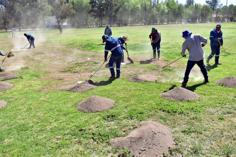 Dan mantenimiento a campos deportivos de parques municipales de Aguascalientes