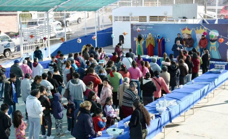 Reparten dos mil roscas de Reyes en Centros Crecer de Aguascalientes
