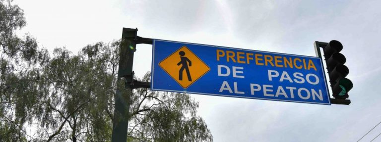 Instalan semáforo peatonal en Segundo Anillo