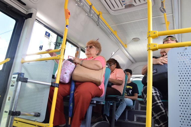 Choferes son capacitados para atender a adultos mayores y discapacitados