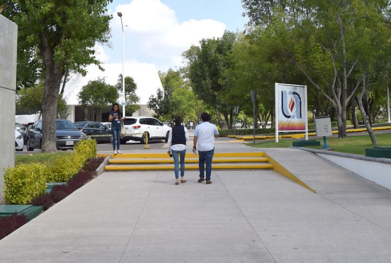 Autónoma de Aguascalientes en colaboración con iniciativa privada otorga apoyos a estudiantes para su desempeño académico y profesional