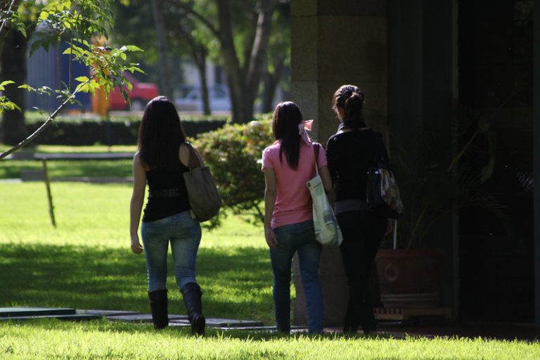 Asaltos han sido comunes al exterior de las universidades y secundarias, urge estrategias claras 