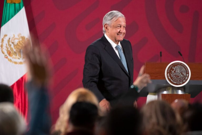 Asegura López Obrador que avanza el rescate del sector salud