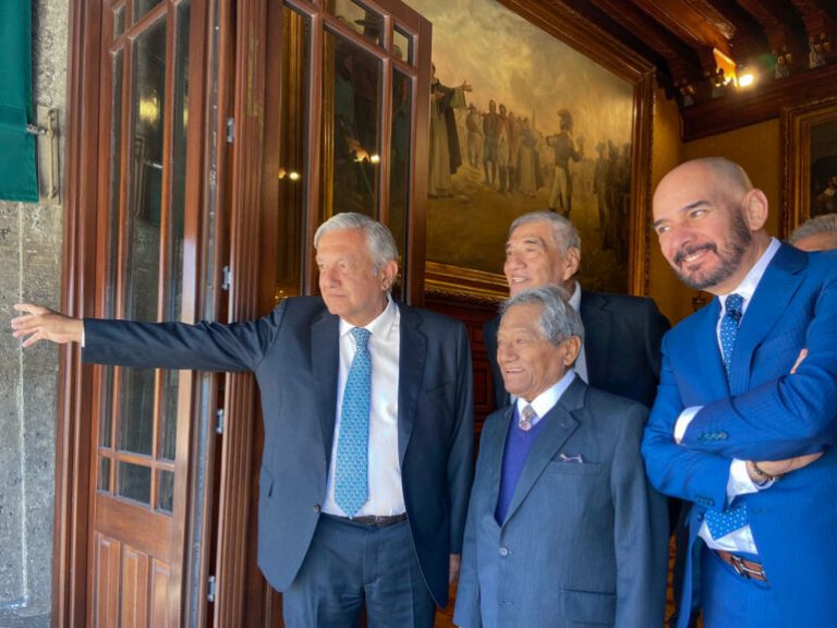López Obrador se reúne con miembros de la Sociedad de Autores y Compositores