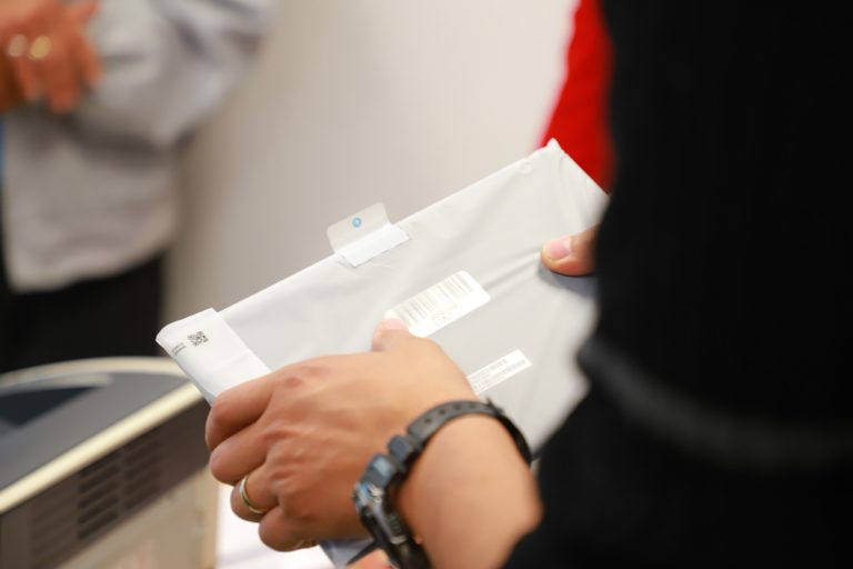 UAA inicia entrega de tabletas a docentes 