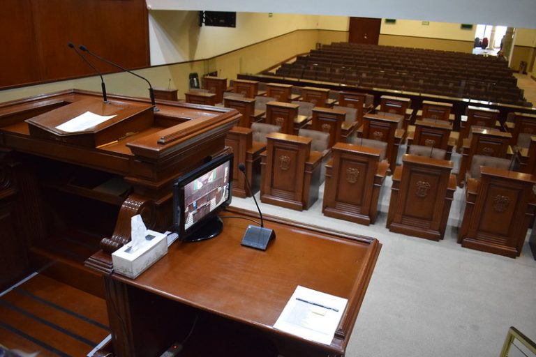 A pesar de promover iniciativas que vulneran los derechos de las mujeres, Báez Leos se cuelga del #9M