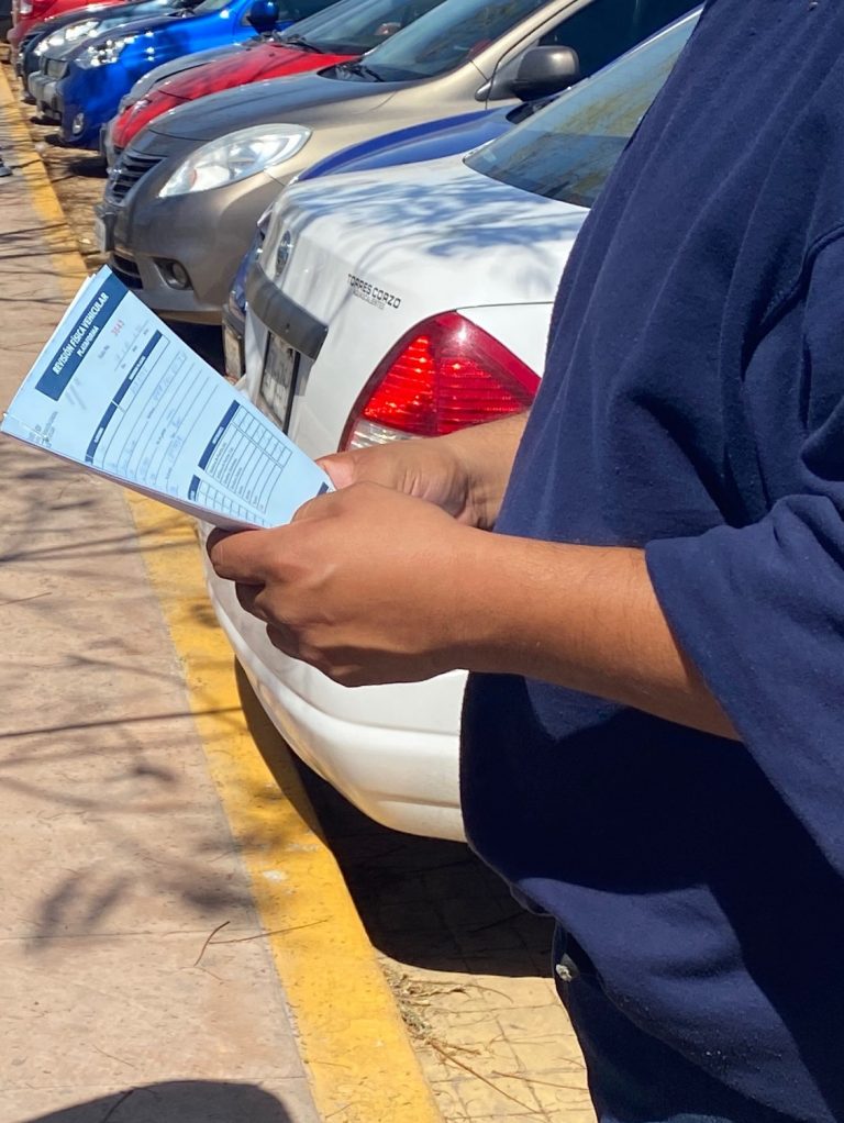 Entregan hologramas para uso de plataformas digitales a conductores en Aguascalientes