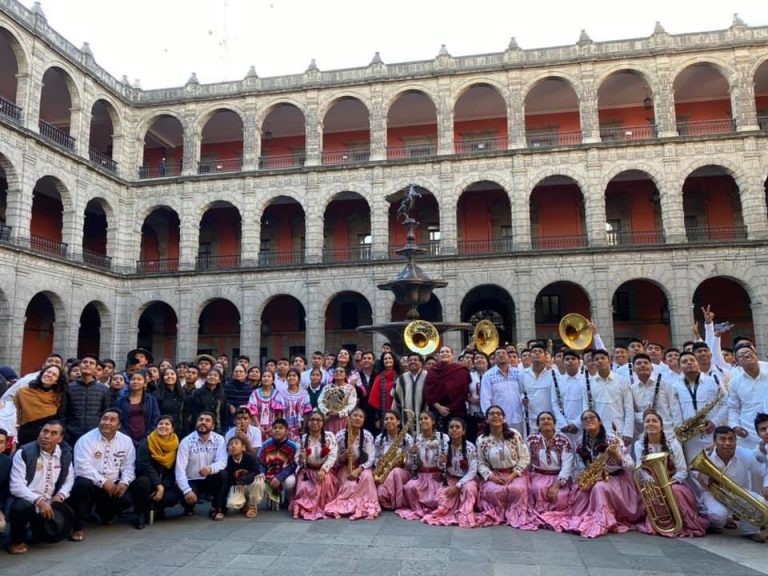 Entrega presidencia instrumentos a bandas de música de Oaxaca