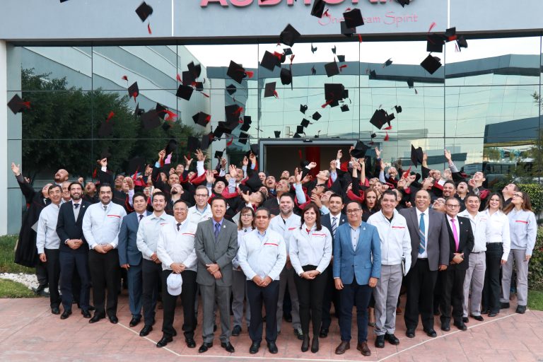 Reconoce IEA a egresados de la Universidad Nissan