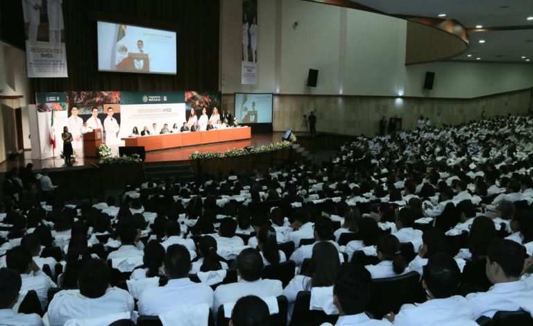 IMSS se compromete a aumentar número de especialistas 