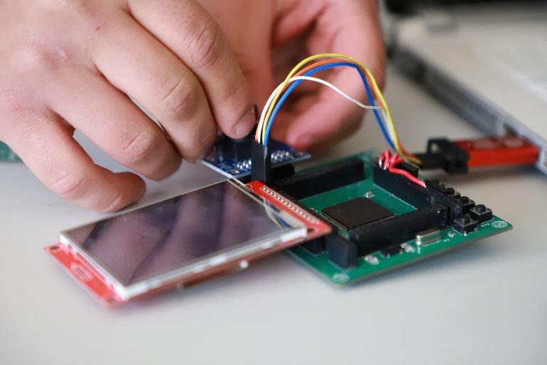 Estudiantes de la UAA exponen proyectos de electrónica aplicada