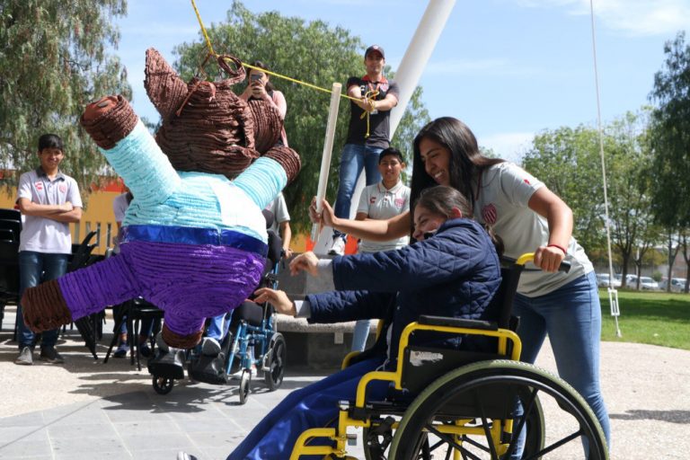 Club Necaxa festeja a cumpleañeros en el CRIT