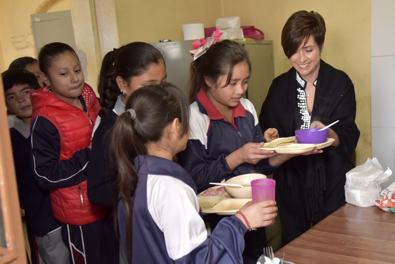 Yolanda Ramírez supervisa comedores escolares de Asientos   
