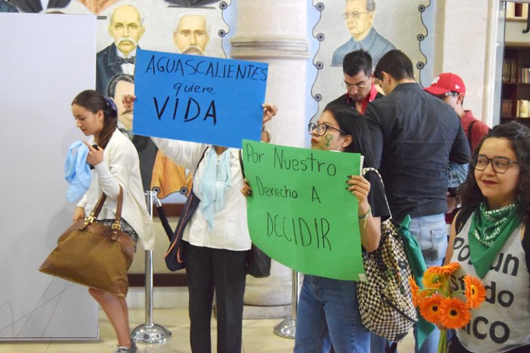 En el Congreso de Aguascalientes, una iniciativa para despenalizar el aborto y otra que continúa con la criminalización de las mujeres 