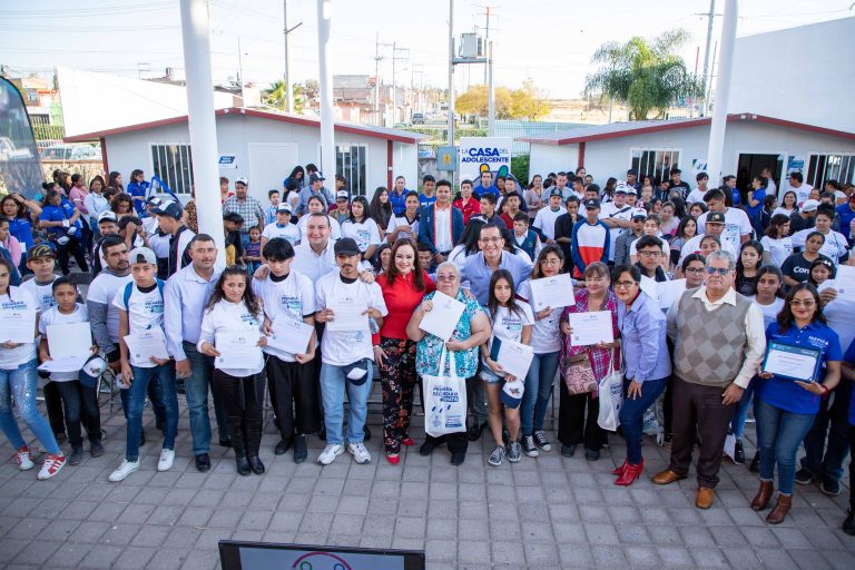 Más de 250 mujeres se graduaron de primaria y secundaria