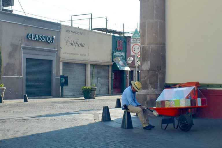 Adultos mayores salen a ganarse la vida a las calles