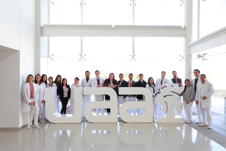 Médico cirujano de la UAA logra acreditación internacional