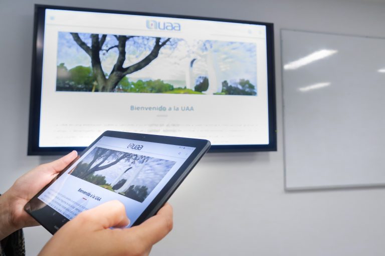 Entregan 1800 tabletas a docentes en la UAA