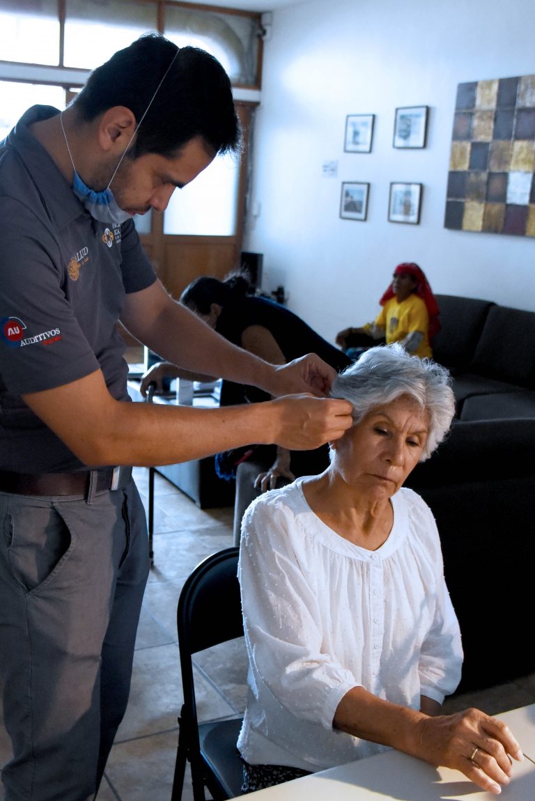 Entrega DIF estatal aparatos auditivos a 28 beneficiarios en Aguascalientes  