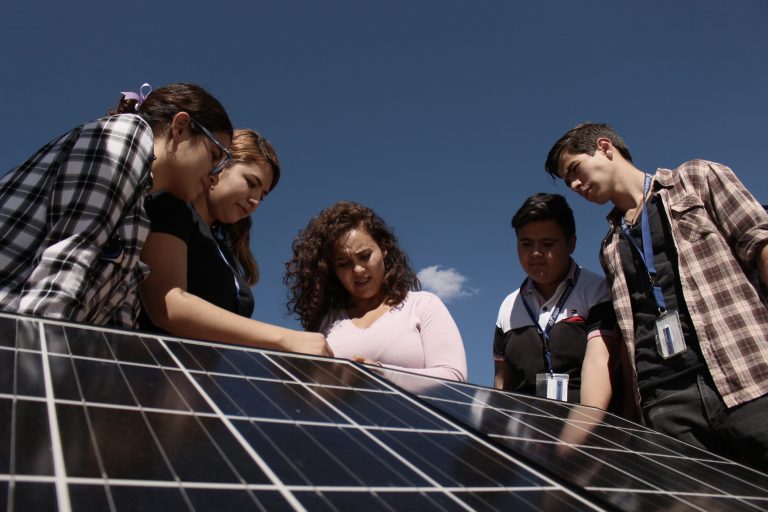 Alumnos de la UTA participan en instalación de sistema fotovoltaico   