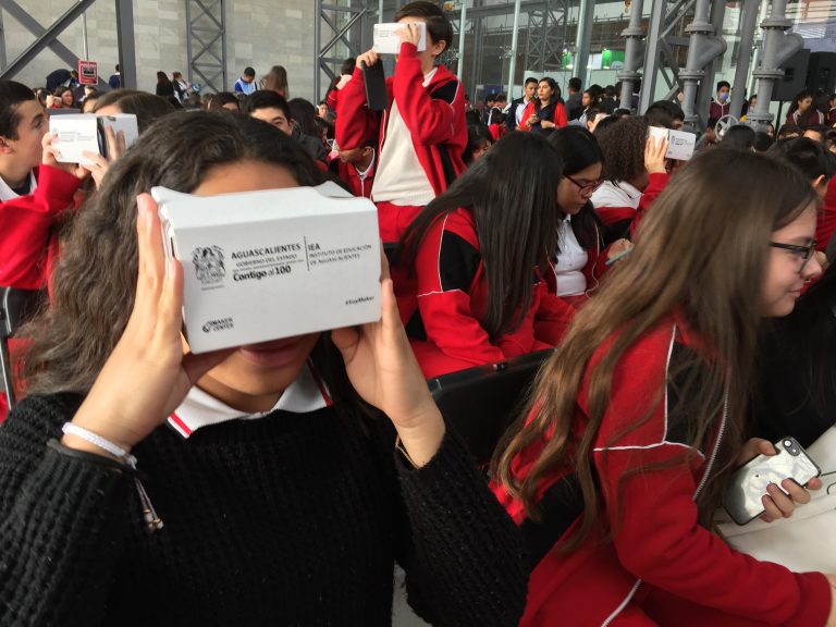 Estudiantes de secundaria participan en el Taller Realidad Virtual a Distancia