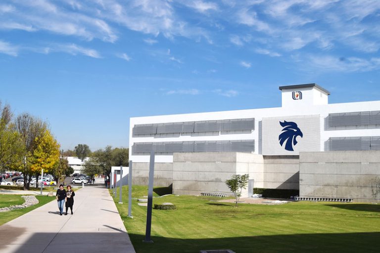 Regresaron del extranjero 45 estudiantes y profesores de la UAA