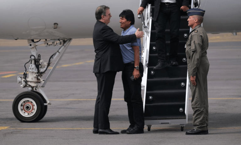 Los generales de la 4T siguen viajando en ‘el avión de Evo’