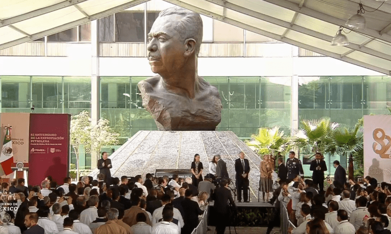 Rocío Nahle viajó con persona que tiene coronavirus; saludó de beso a López Obrador