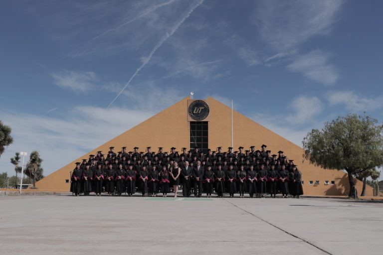 Se graduaron más de 300 profesionistas de la UTA