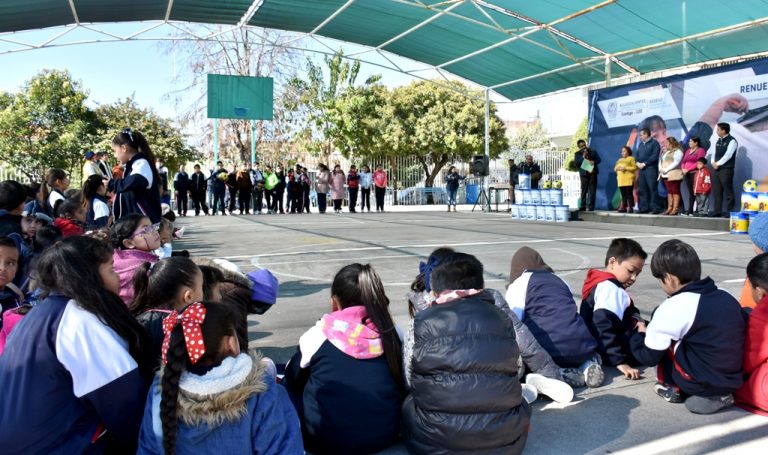 Entregan impermeabilizantes a escuela