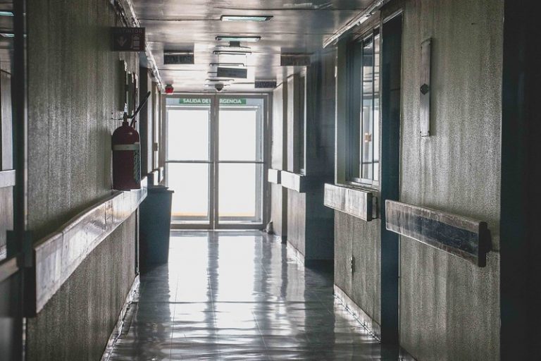 Acusan a funcionario en Oaxaca con COVID-19 de escupir a personal medico al no recibir trato preferencial