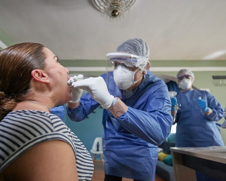 A causa del Coronavirus, trabajadores del sector textil emigran temporalmente a fabricar ropa quirúrgica