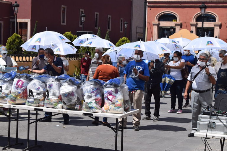 En Aguascalientes, entregan apoyos económicos y alimenticios a taxistas, boleros y comerciantes