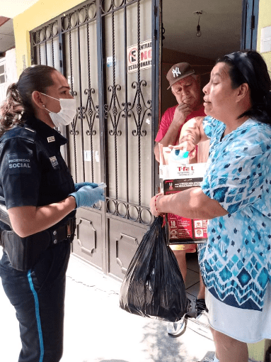 Policía municipal de Aguascalientes lleva medicamentos a hogares durante la emergencia sanitaria por COVID-19