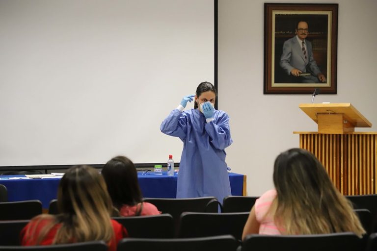 Denuncian falta de equipo y capacitación para atender a pacientes con Covid-19