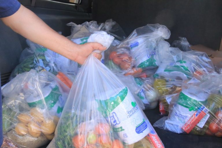 Estudiantes de la UAA entregan despensa a los afectados por el Covid-19