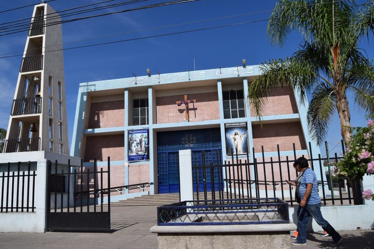 Vecinos en Aguascalientes se organizan para escuchar a su párroco dar misa desde casa para evitar contagio por COVID-19