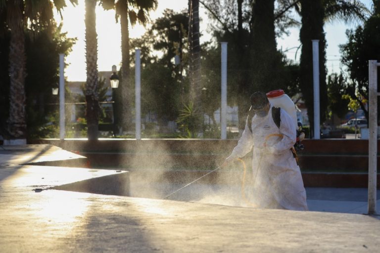 Saneamiento en espacios públicos y zonas comerciales de Aguascalientes para contener el coronavirus