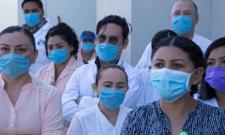 Médicos y enfermeras compran hasta sus cubrebocas