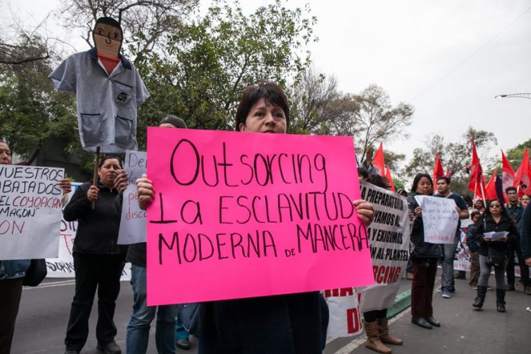 Ellas limpian mientras oficinistas se resguardan del Covid-19